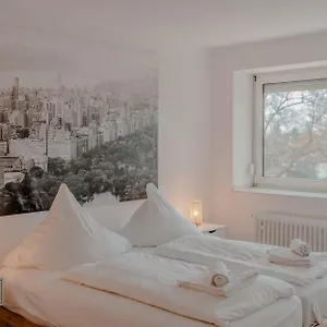Apartment Mit Kueche, Arbeitsplatz Und Xxl Sofa, Neuss